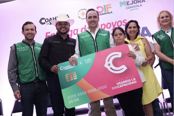 Entregan miles de becas a personas con discapacidad en todo Coahuila